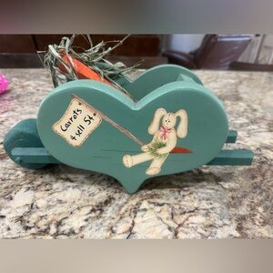 Heart-Shaped Wooden Bunny Crate in Green with Orange Carrot